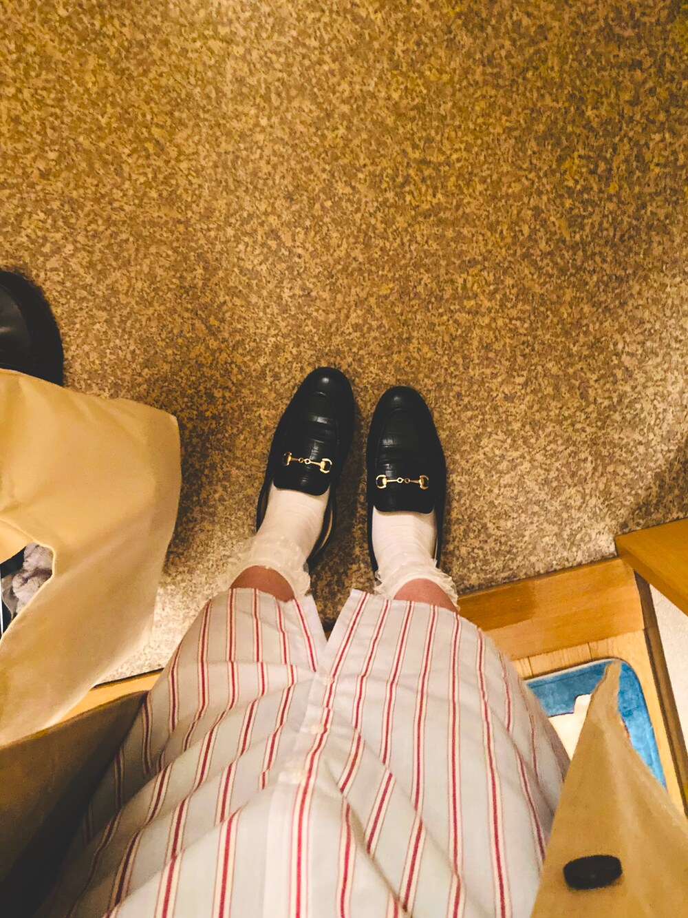 ブルー系のシャツワンピース、ベージュ系のトートバッグを着用したレディースの春コーディネートの4枚目の写真