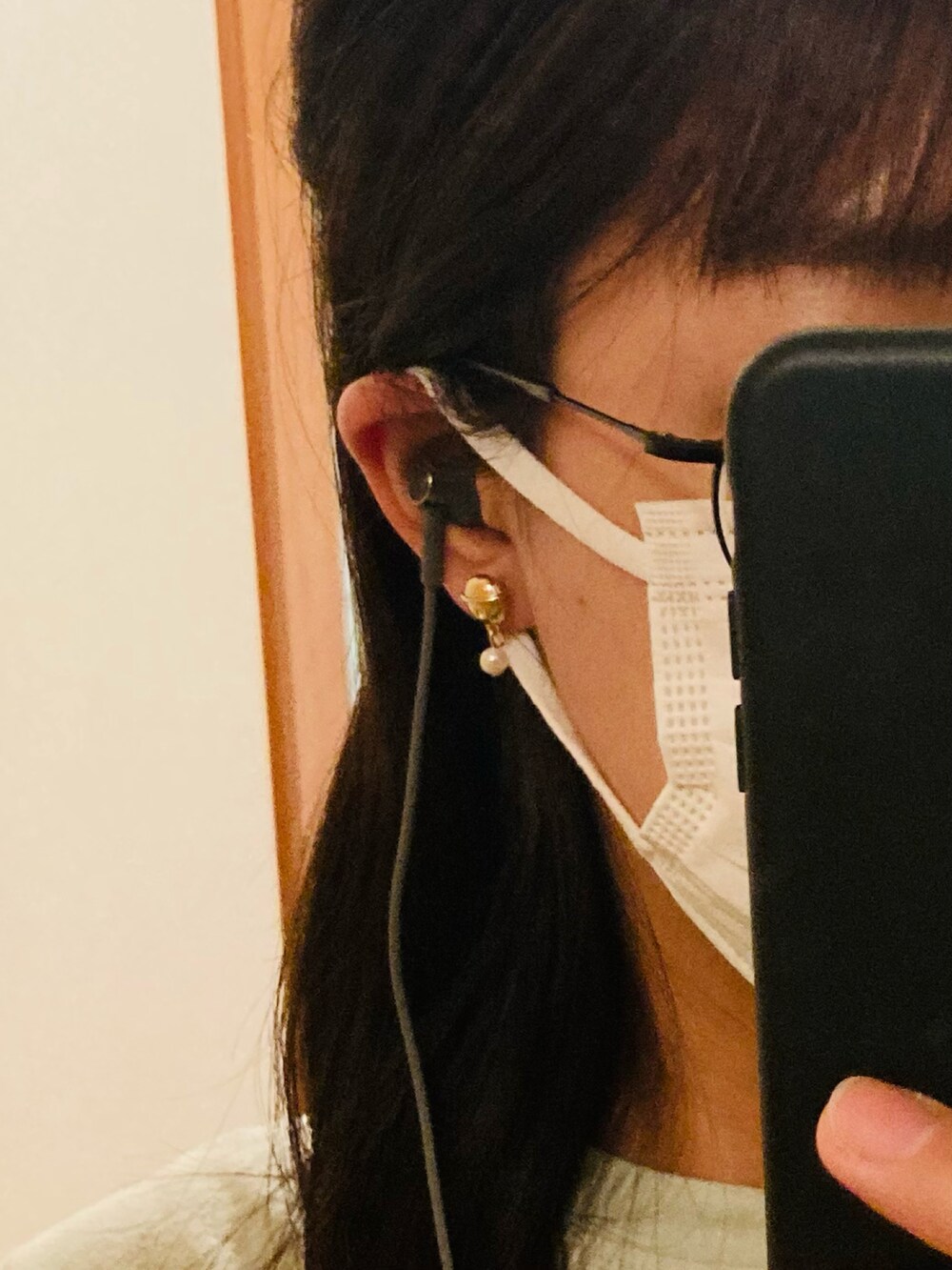 ブルー系のスカートを着用したレディースの夏コーディネートの3枚目の写真