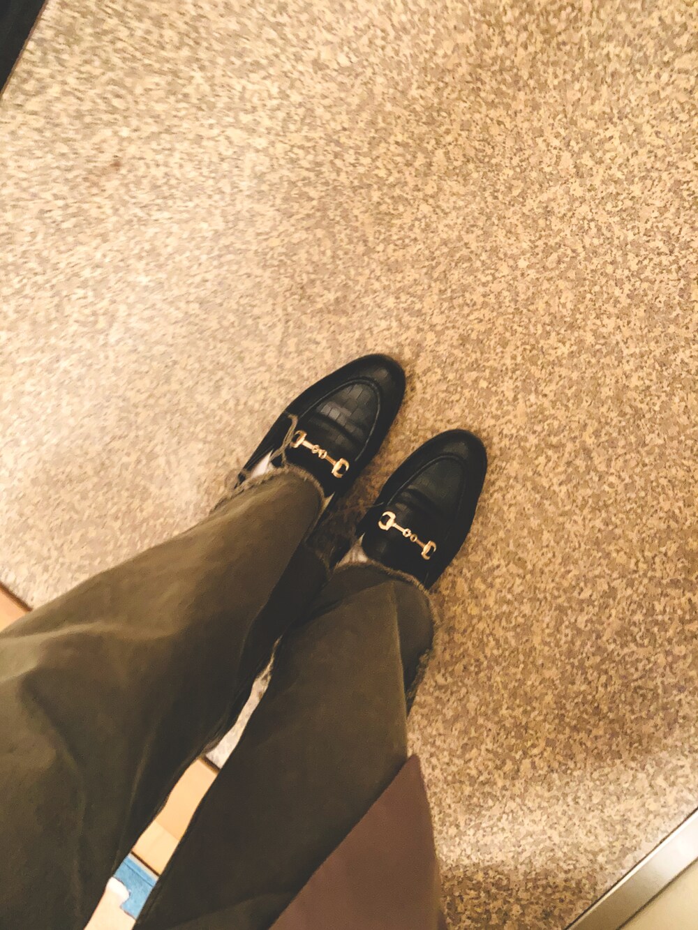 グリーン系のデニムパンツ、ブラック系のバッグを着用したレディースの春コーディネートの2枚目の写真