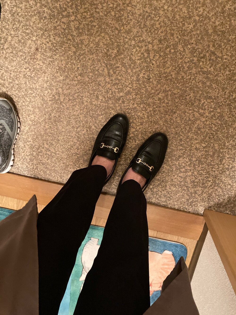 ブラック系のローファーを着用したレディースの春コーディネートの2枚目の写真