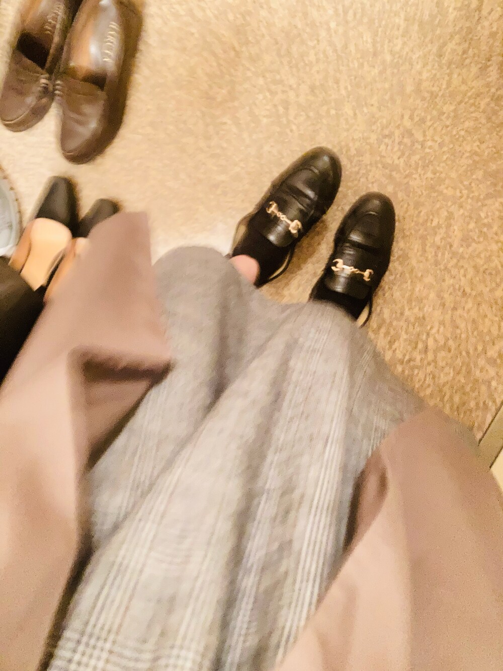 ブラック系のバッグを着用したレディースの春コーディネートの2枚目の写真