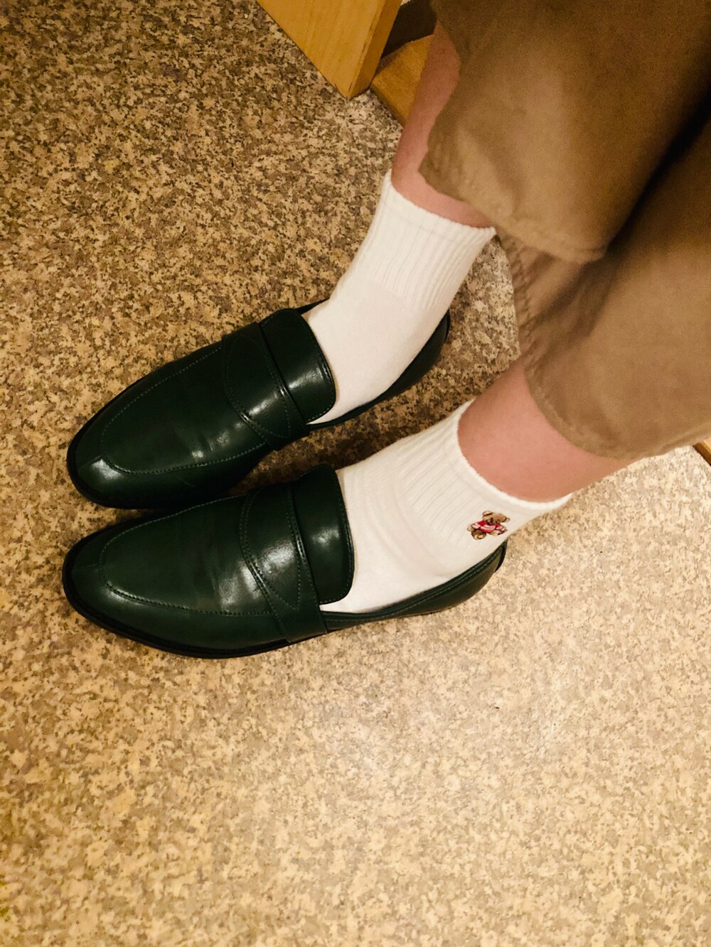 ベージュ系のワンピース/ドレスを着用したレディースの秋コーディネートの2枚目の写真