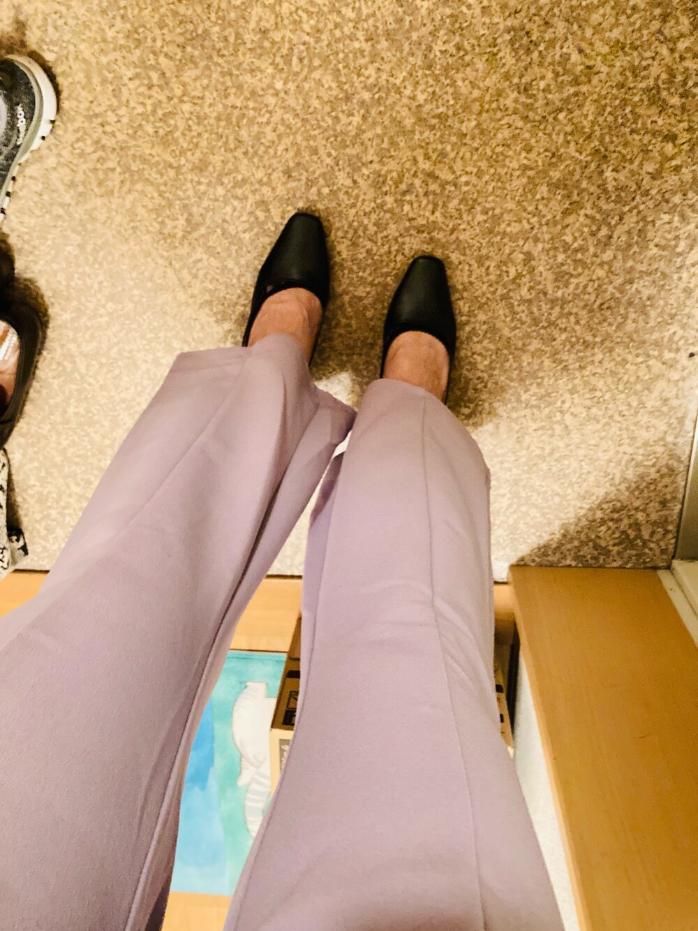 パープル系のパンツを着用したレディースの春コーディネートの2枚目の写真