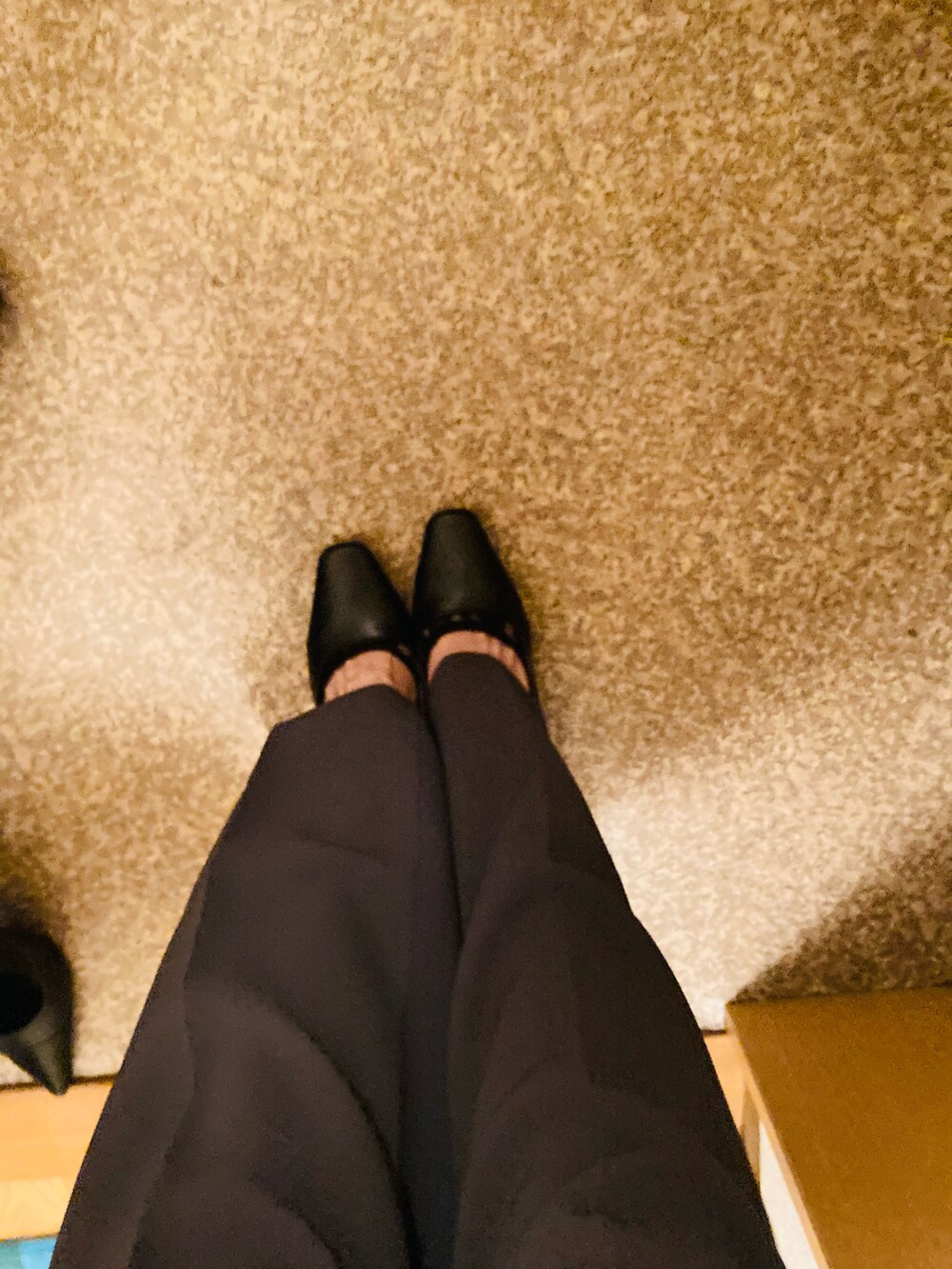 グレー系のスラックスを着用したレディースの夏コーディネートの2枚目の写真