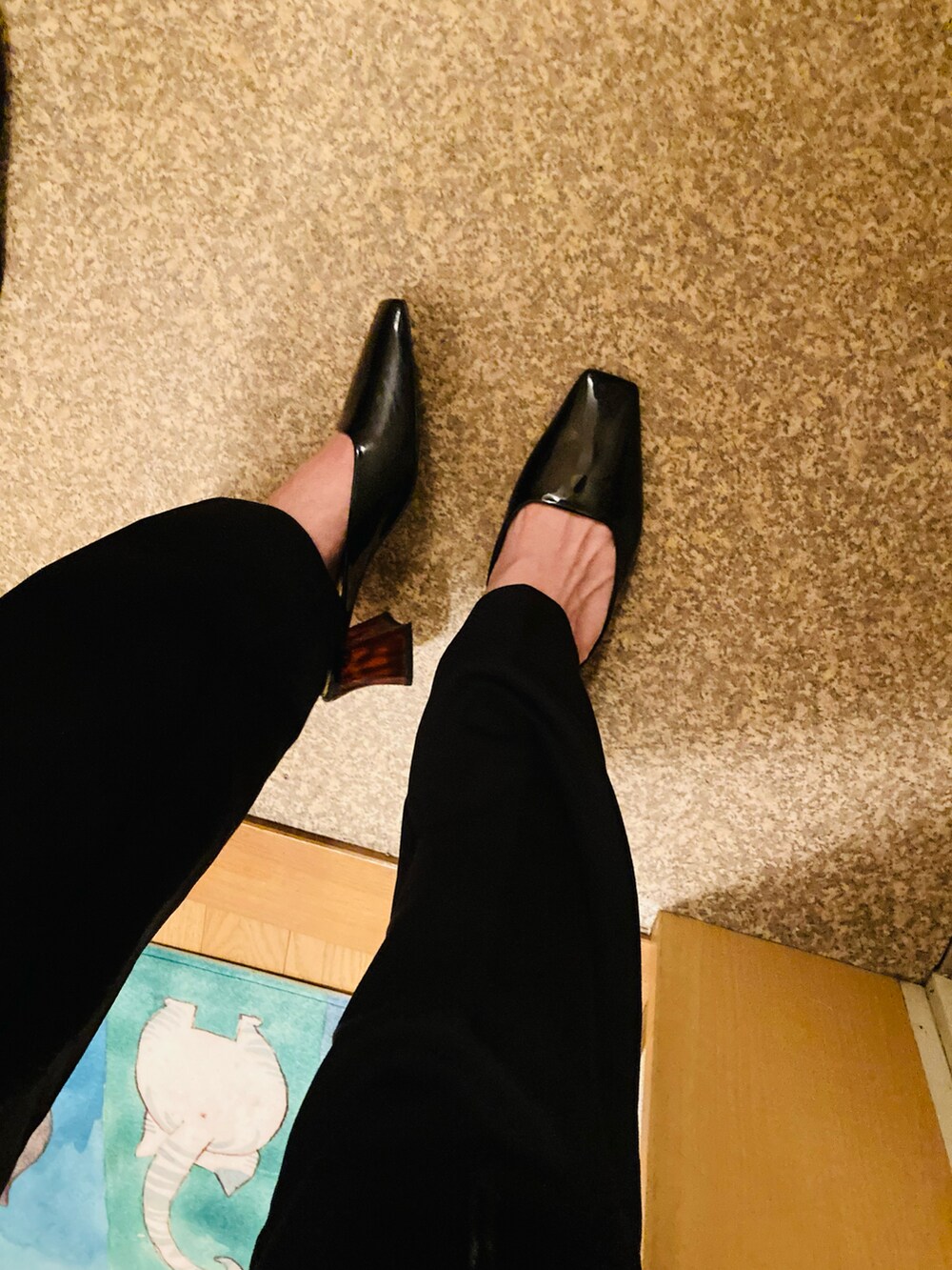 ブラック系のバッグを着用したレディースの夏コーディネートの2枚目の写真