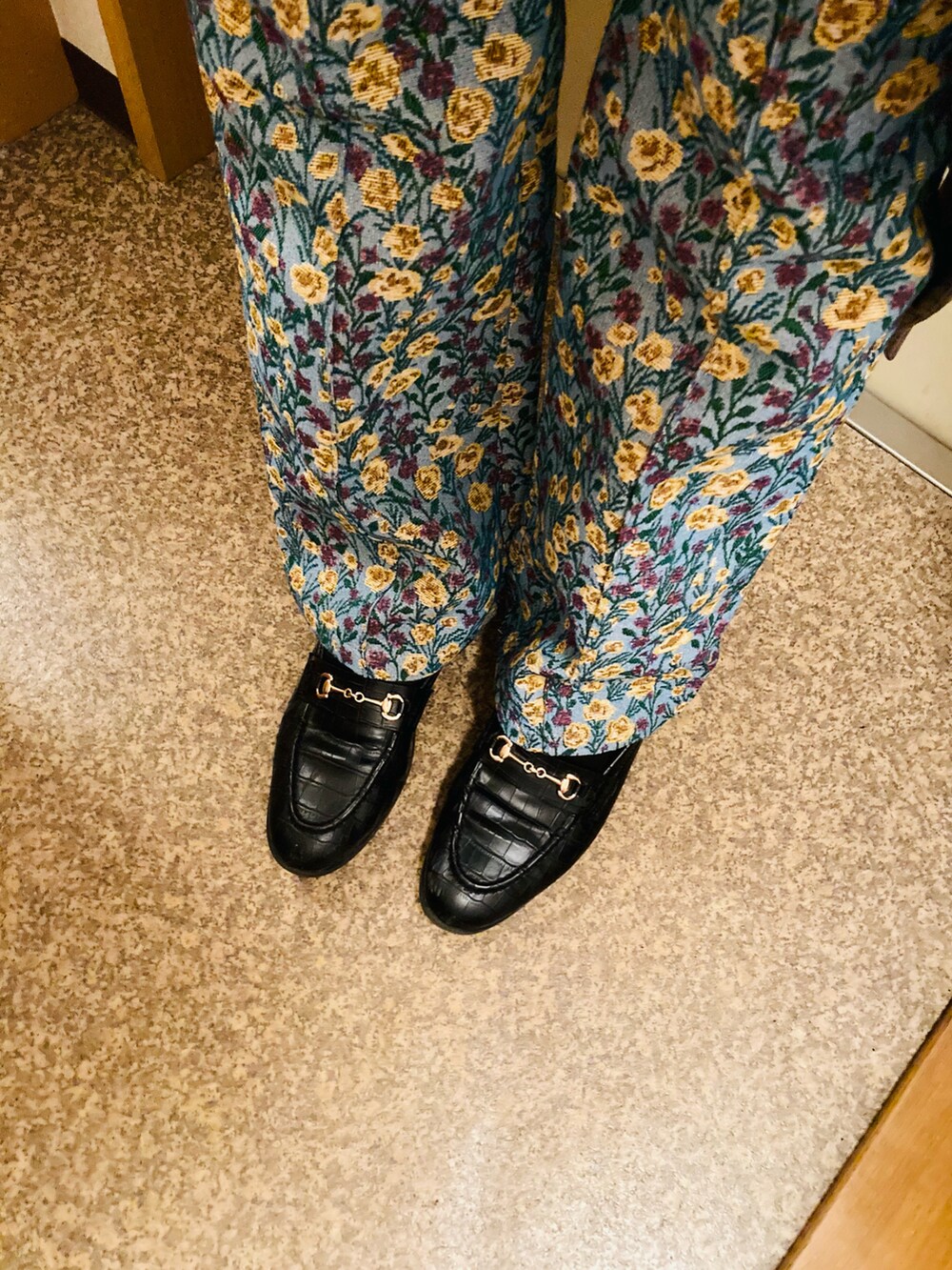 ブルー系のパンツを着用したレディースの秋コーディネートの2枚目の写真