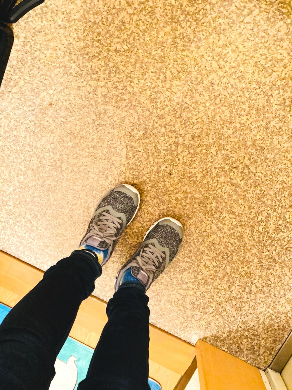 グレー系のスウェット、ブラック系のバックパック/リュックを着用したレディースの春コーディネートの2枚目の写真