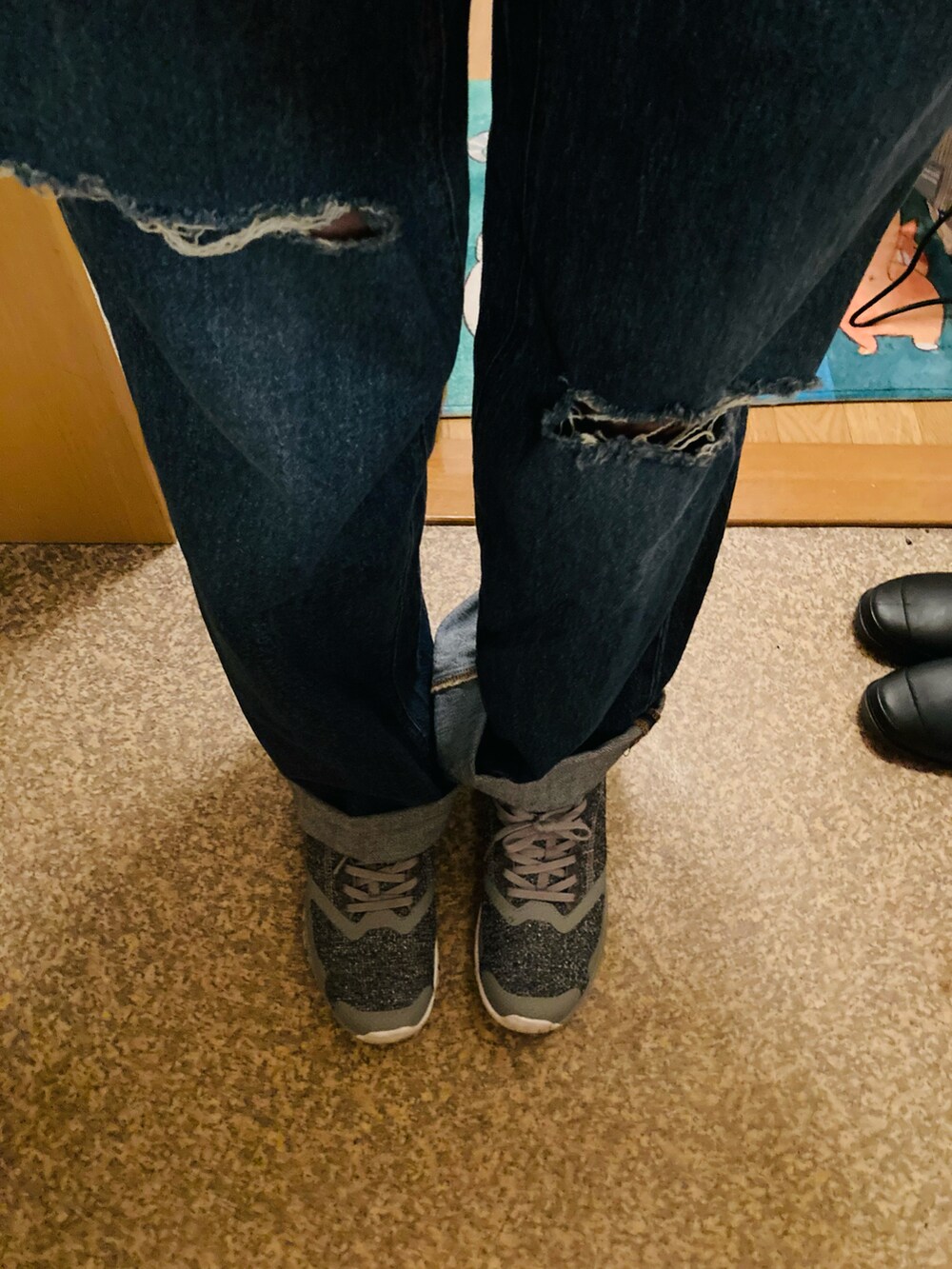 ブルー系のデニムパンツを着用したレディースの秋コーディネートの2枚目の写真