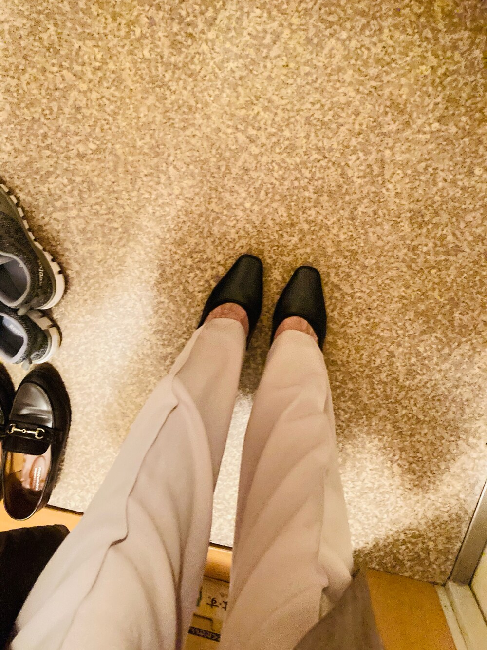 オレンジ系のニット/セーターを着用したレディースの春コーディネートの2枚目の写真