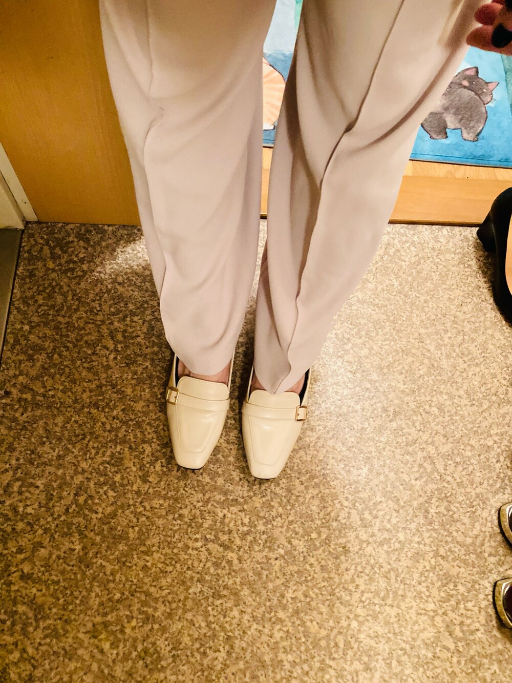 グリーン系のバッグを着用したレディースの春コーディネートの2枚目の写真