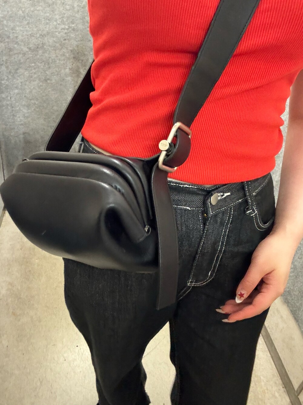 レッド系のTシャツ/カットソー、ブラック系のショルダーバッグ、その他のキャップを着用したレディースの夏コーディネートの2枚目の写真