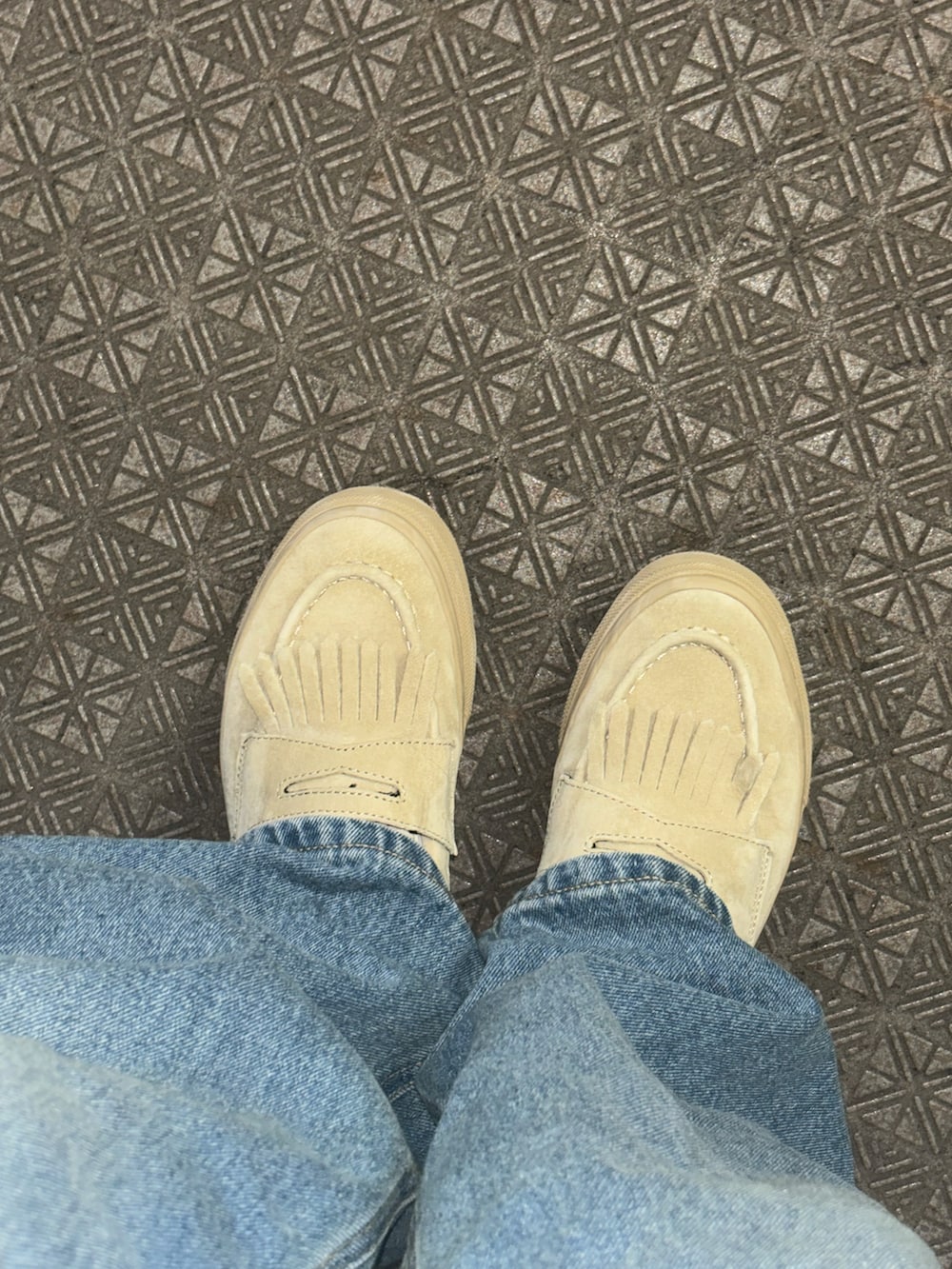 ホワイト系のタンクトップ、その他のハンドバッグ、ベージュ系のローファーを着用したレディースの夏コーディネートの3枚目の写真