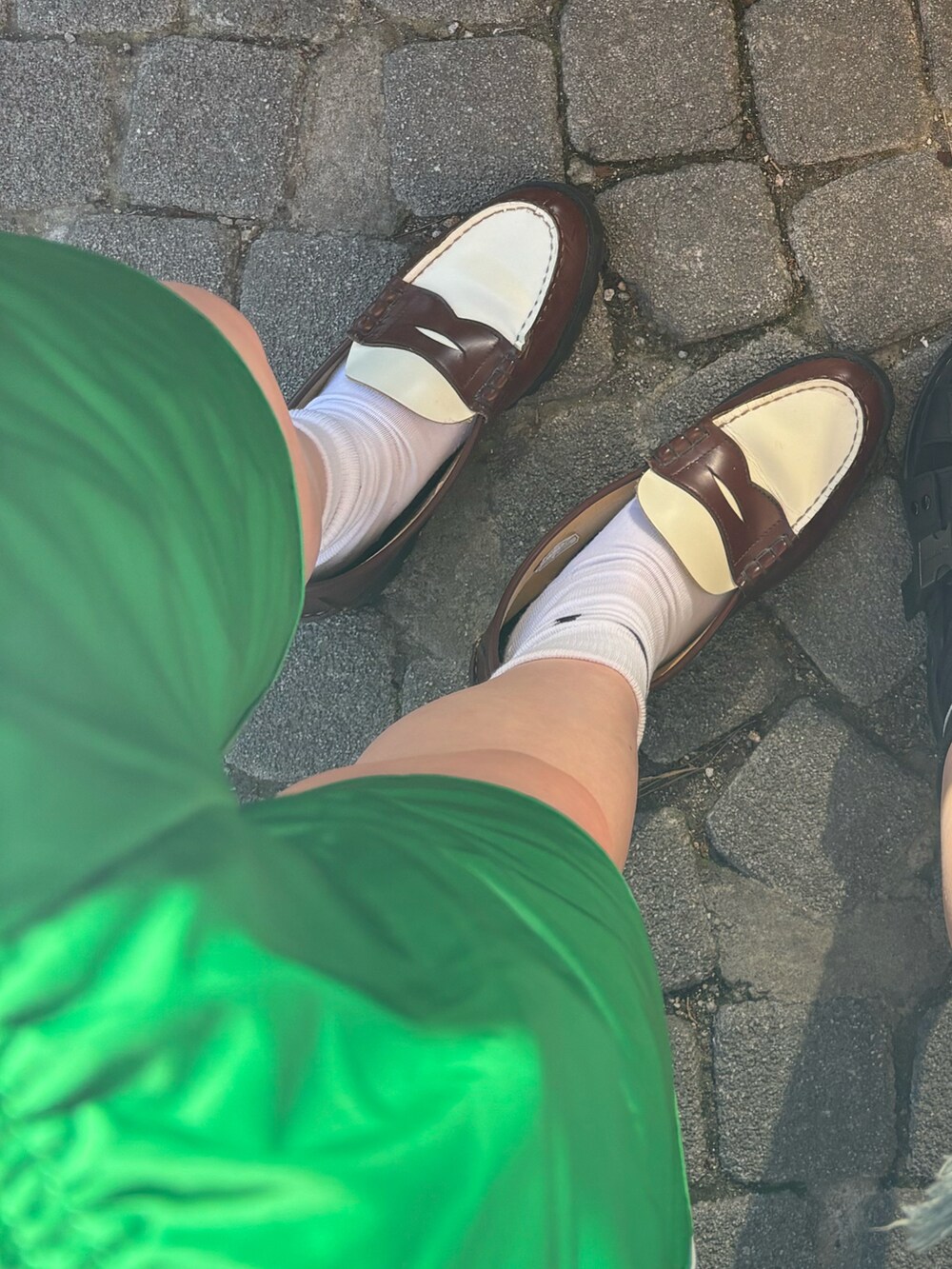 ブラウン系のローファー、グリーン系のその他パンツを着用したレディースの夏コーディネートの3枚目の写真