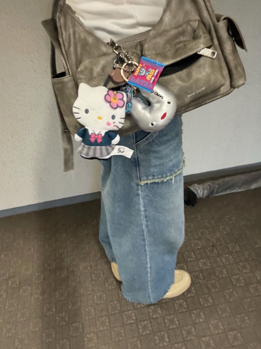 ホワイト系のタンクトップ、その他のハンドバッグ、ベージュ系のローファーを着用したレディースの夏コーディネートの2枚目の写真