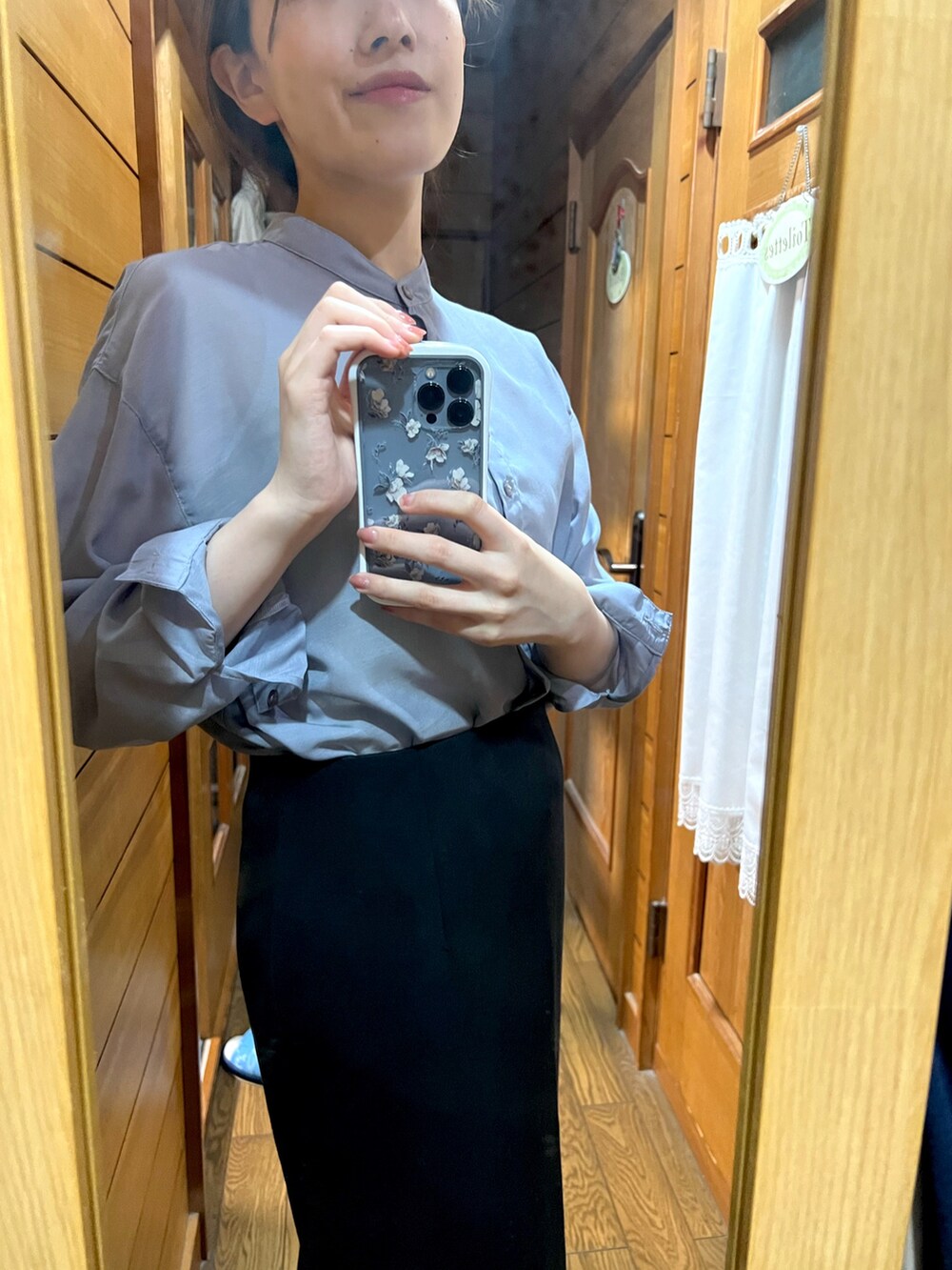 ブラック系のスカートを着用したレディースの夏コーディネートの2枚目の写真