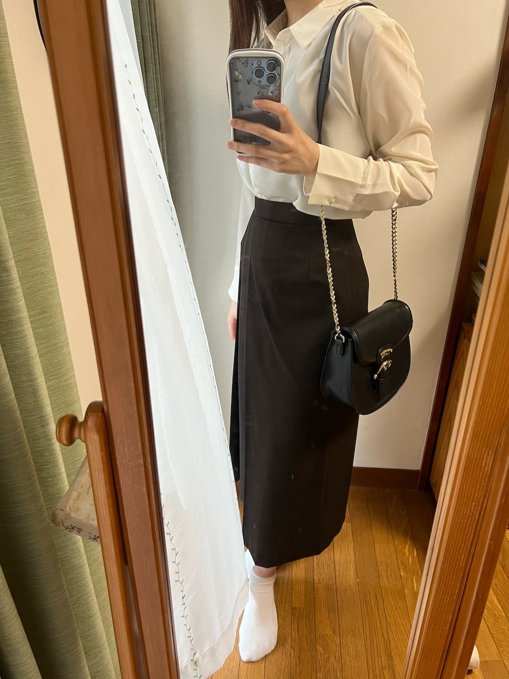 ホワイト系のシャツ/ブラウス、ブラウン系のスカートを着用したレディースの秋コーディネートの2枚目の写真