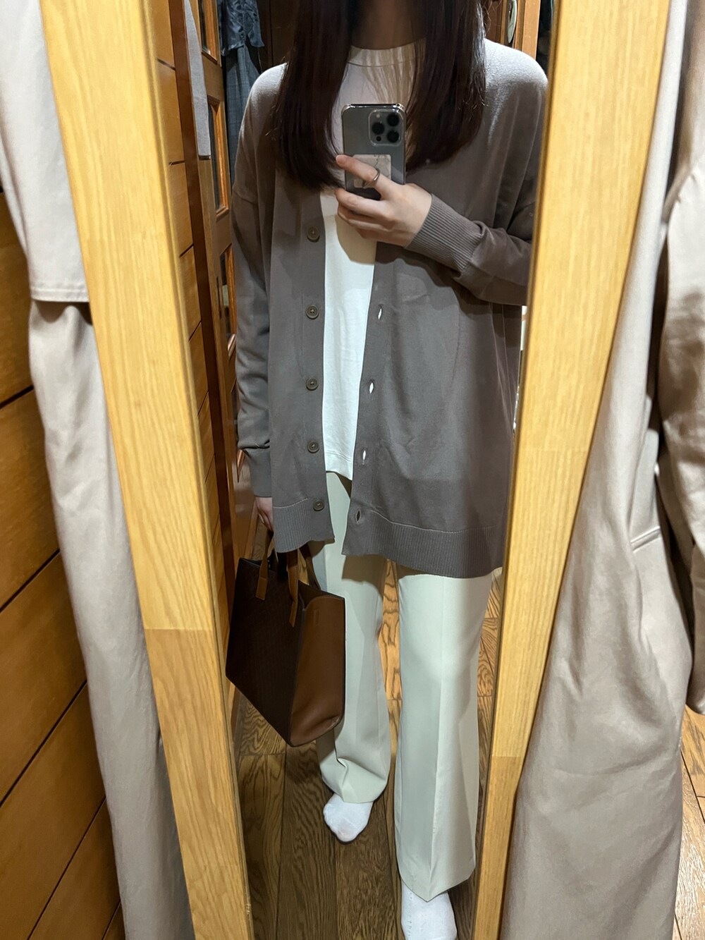 ブラウン系のトートバッグ、ブラウン系のカーディガン/ボレロ、ベージュ系のその他パンツを着用したレディースの春コーディネートの2枚目の写真