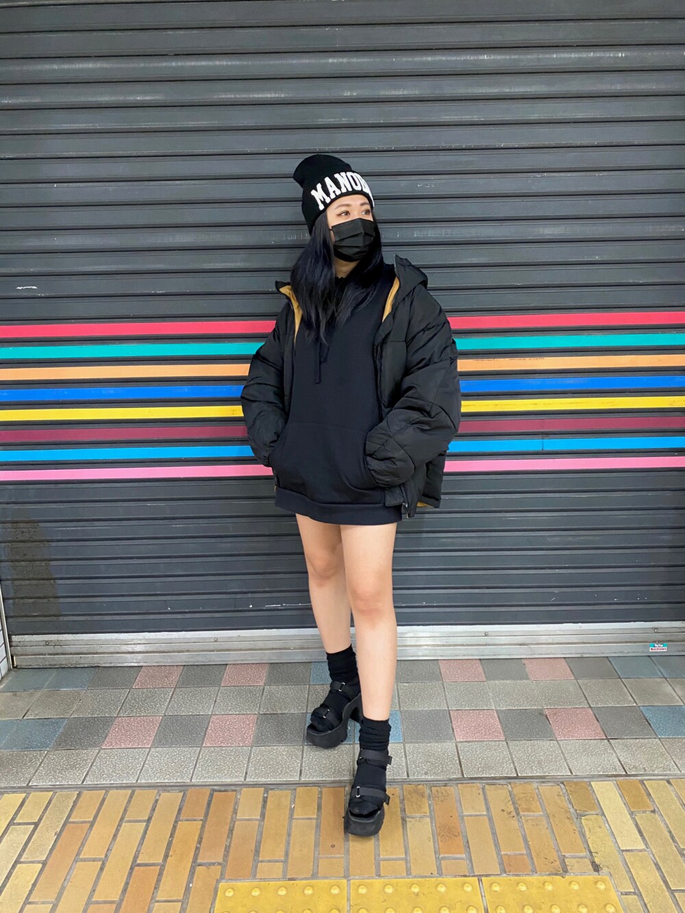 ブラック系のサンダル、ブラック系のスウェット、ブラック系のダウンジャケット/コートを着用したレディースの秋コーディネートの2枚目の写真