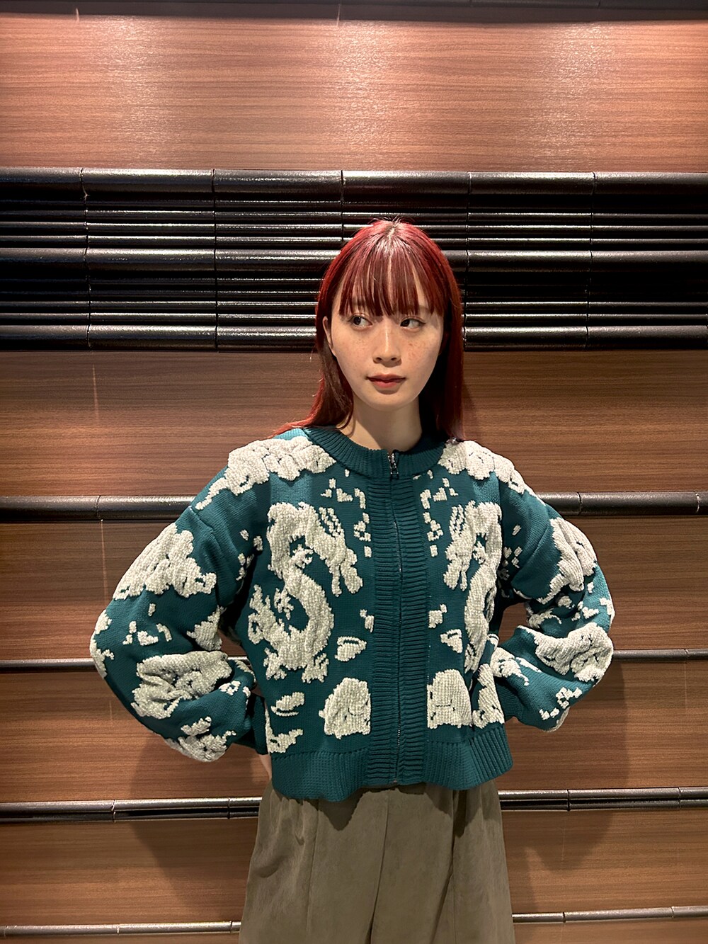 グリーン系のトップス、グリーン系のパンツを着用したレディースの冬コーディネートの2枚目の写真