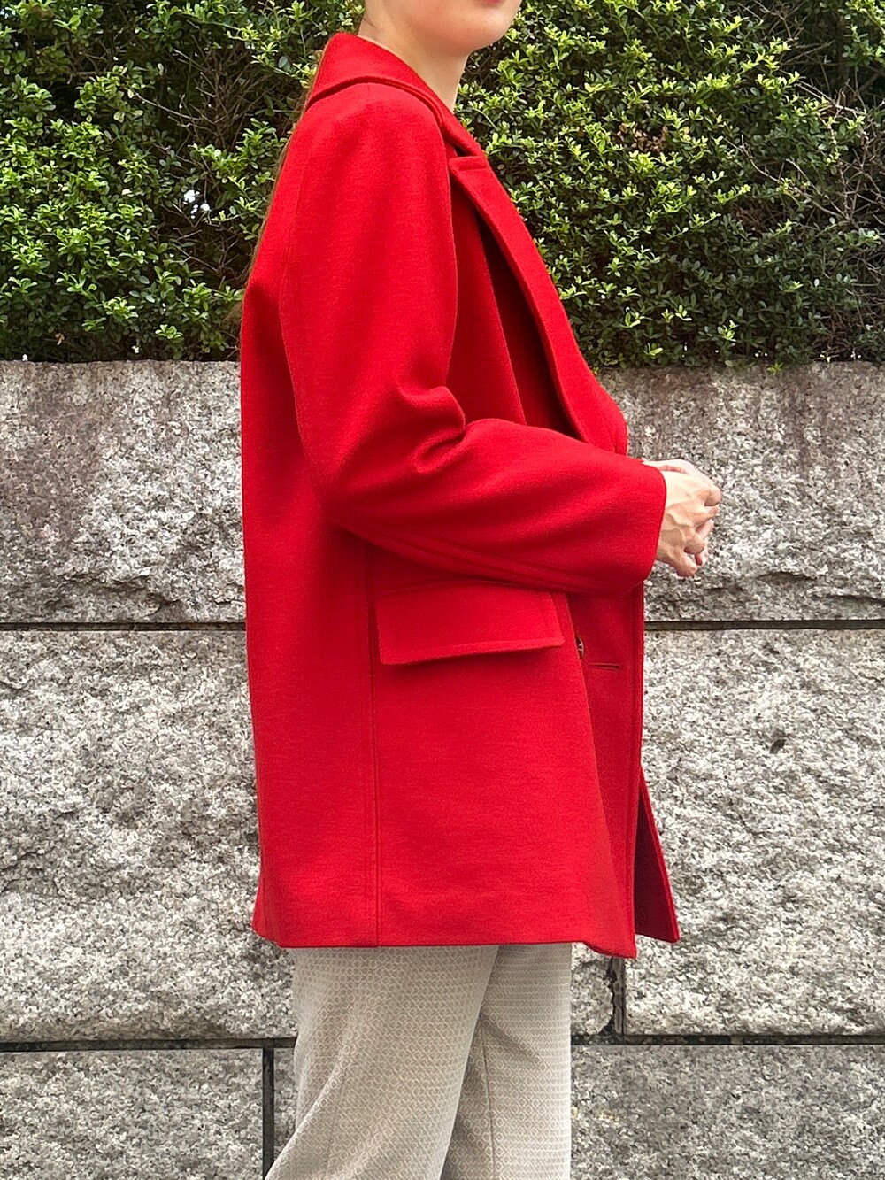 レッド系のジャケット/アウター、ホワイト系のパンツを着用したレディースの秋コーディネートの2枚目の写真