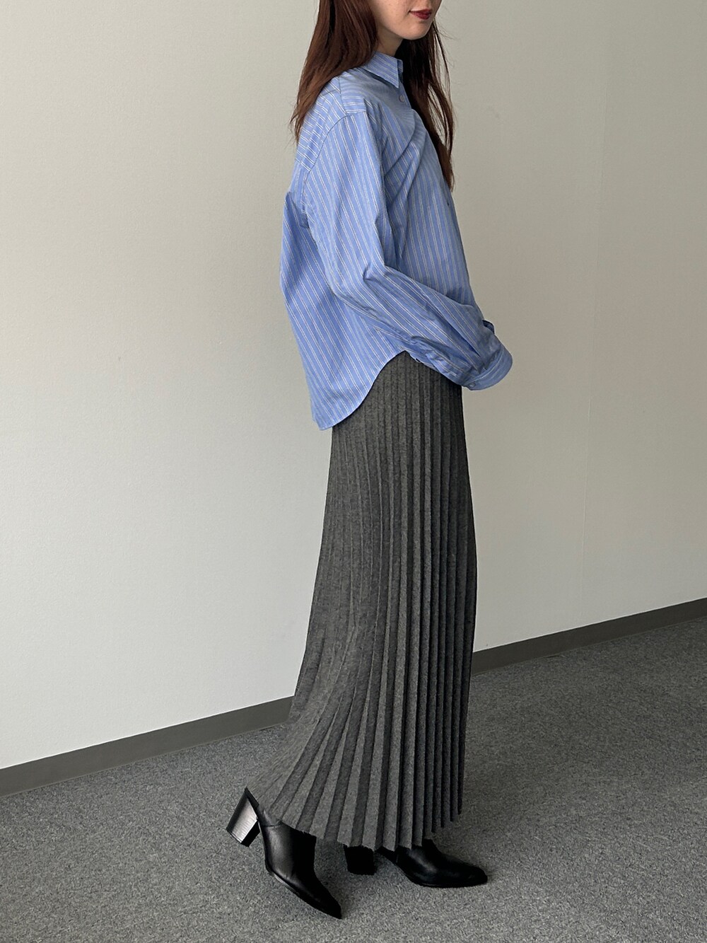 ブルー系のシャツ/ブラウス、グレー系のスカートを着用したレディースの秋コーディネートの3枚目の写真