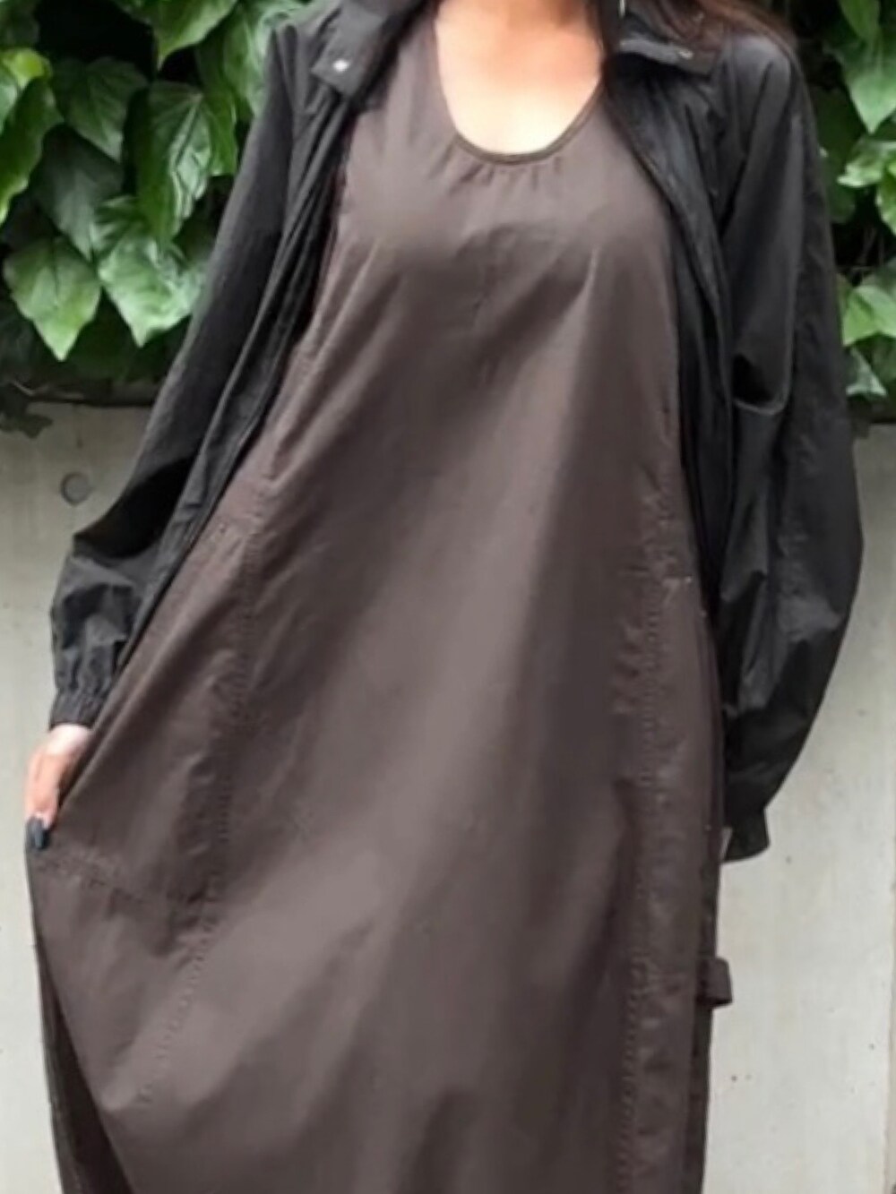 ブラウン系のワンピース、ブラック系のジャケット/アウター、ホワイト系のシューズを着用したレディースの春コーディネートの3枚目の写真