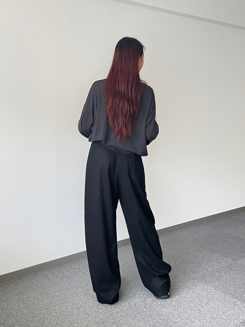 ブラック系のその他パンツ、イエロー系のニット/セーターを着用したレディースの秋コーディネートの4枚目の写真