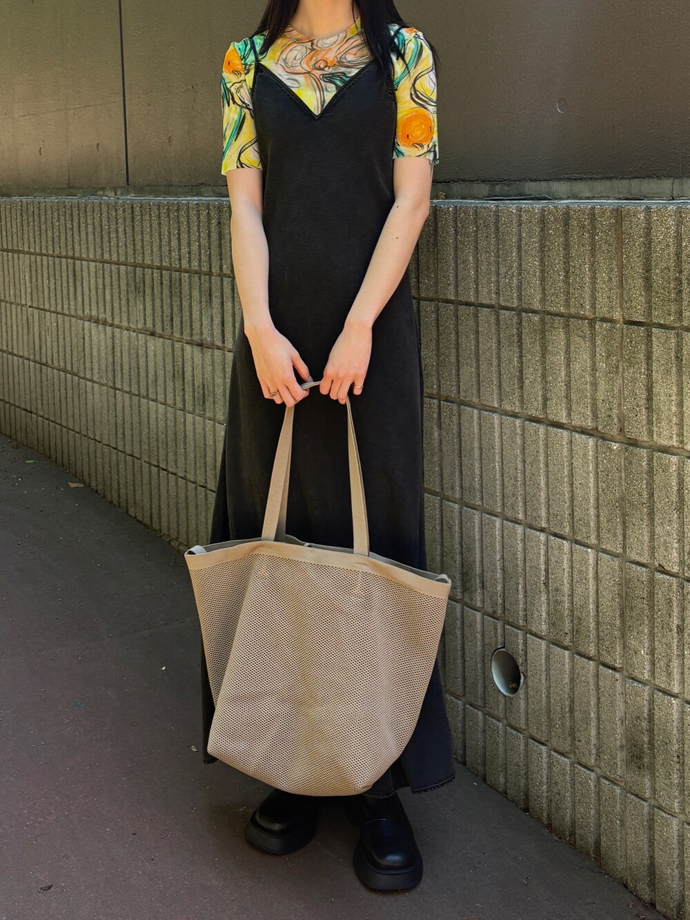 イエロー系のTシャツ/カットソー、ブラウン系のワンピース/ドレス、ベージュ系のトートバッグを着用したレディースの春コーディネートの2枚目の写真