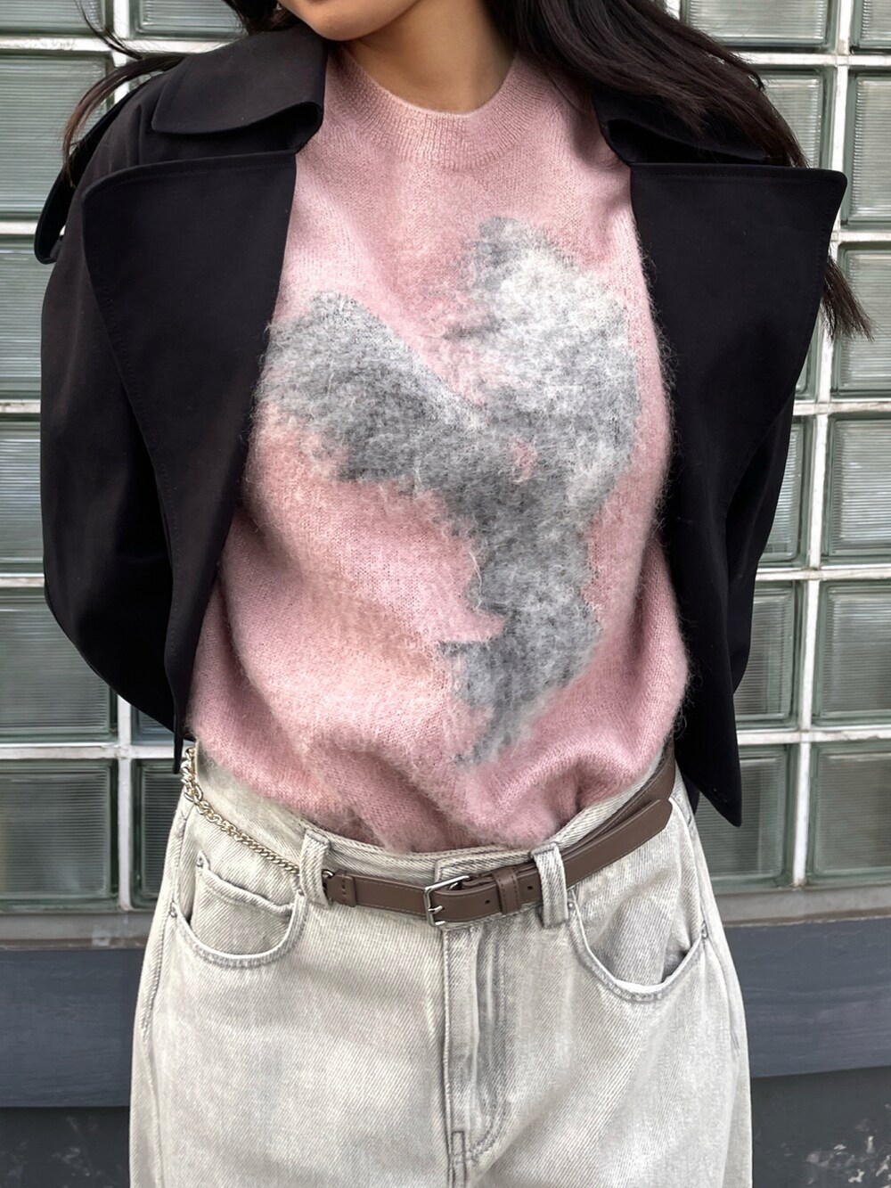 ピンク系のトップス、ブラック系のその他アウター、グレー系のデニムパンツを着用したレディースの秋コーディネートの3枚目の写真