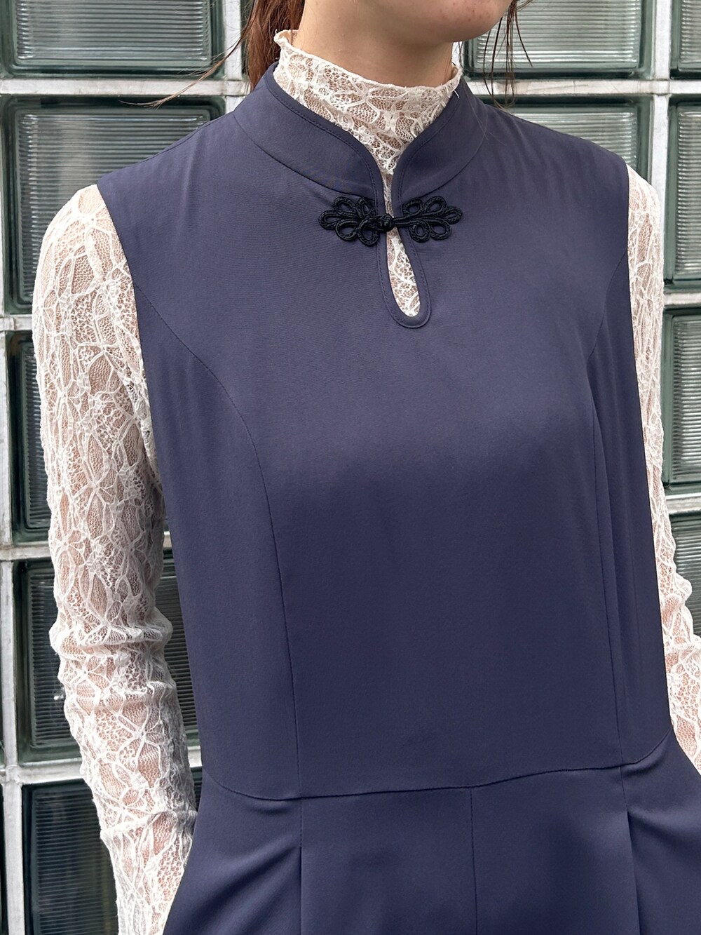 ブルー系のオールインワン・サロペットを着用したレディースの秋コーディネートの2枚目の写真