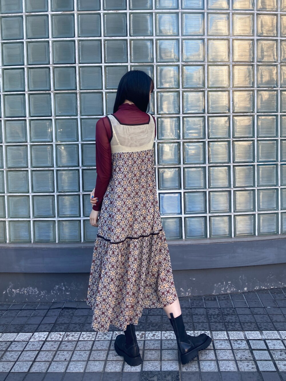 ゴールド系のワンピース/ドレス、ブラック系のブーツを着用したレディースの夏コーディネートの3枚目の写真