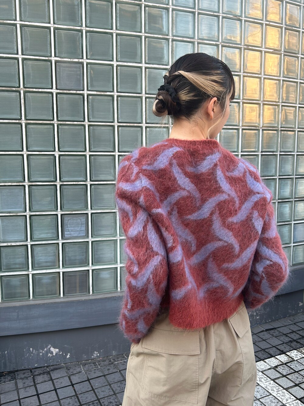 レッド系のカーディガン/ボレロ、ベージュ系のその他パンツを着用したレディースの秋コーディネートの3枚目の写真