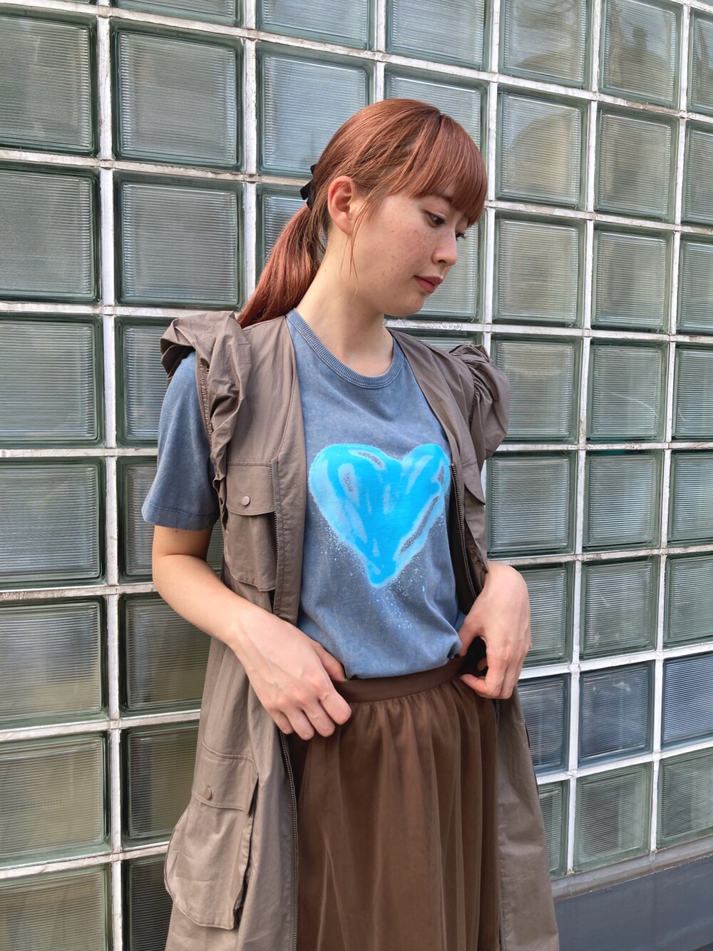 ブラウン系のシャツワンピース、ベージュ系のブーティ、ブラウン系のスカートを着用したレディースの夏コーディネートの4枚目の写真