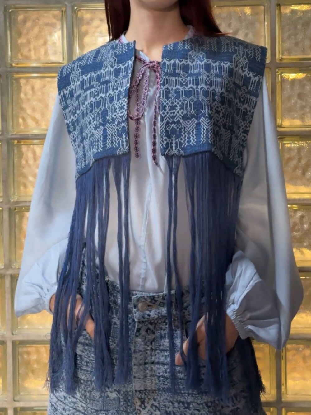 ブルー系のシャツ/ブラウス、ブルー系のトップス、ブルー系のパンツを着用したレディースの春コーディネートの2枚目の写真