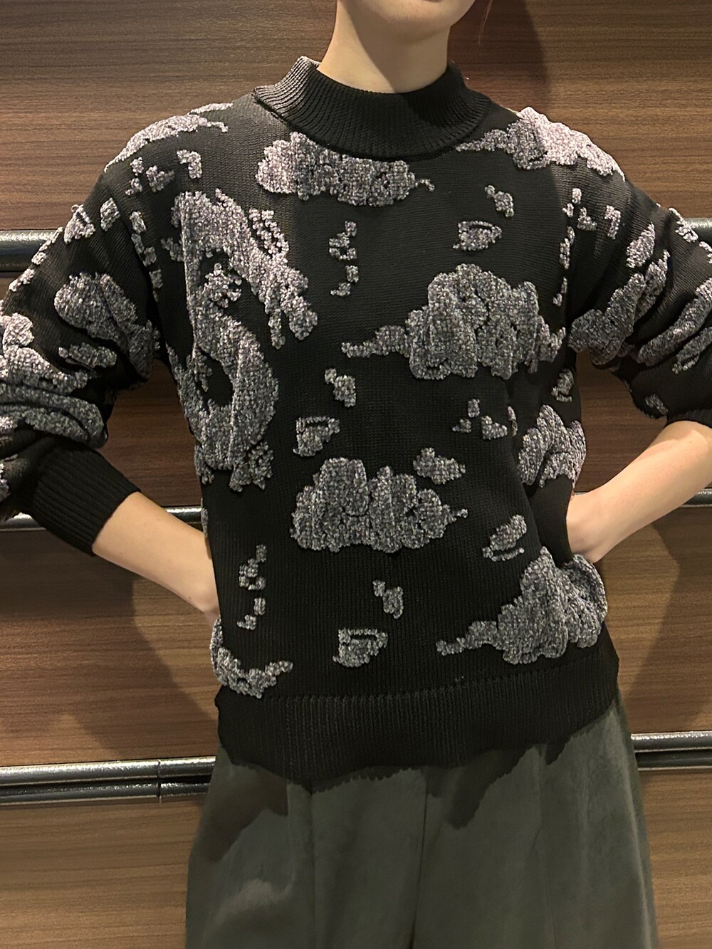 ブラック系のニット/セーターを着用したレディースの冬コーディネートの2枚目の写真