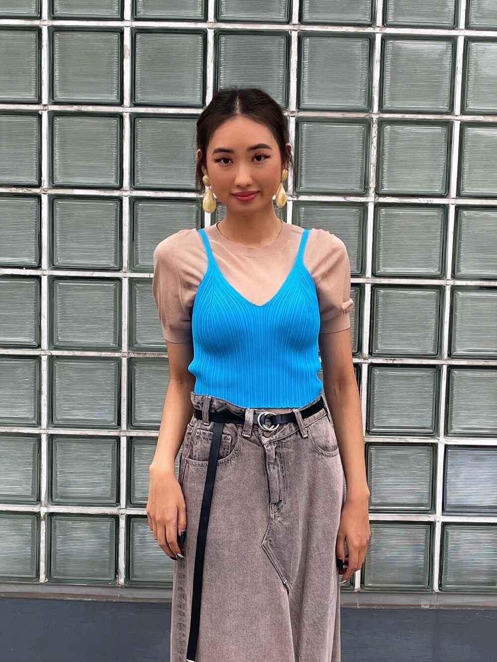 ブルー系のキャミソール、ブラウン系のトップス、ピンク系のデニムスカートを着用したレディースの夏コーディネートの4枚目の写真