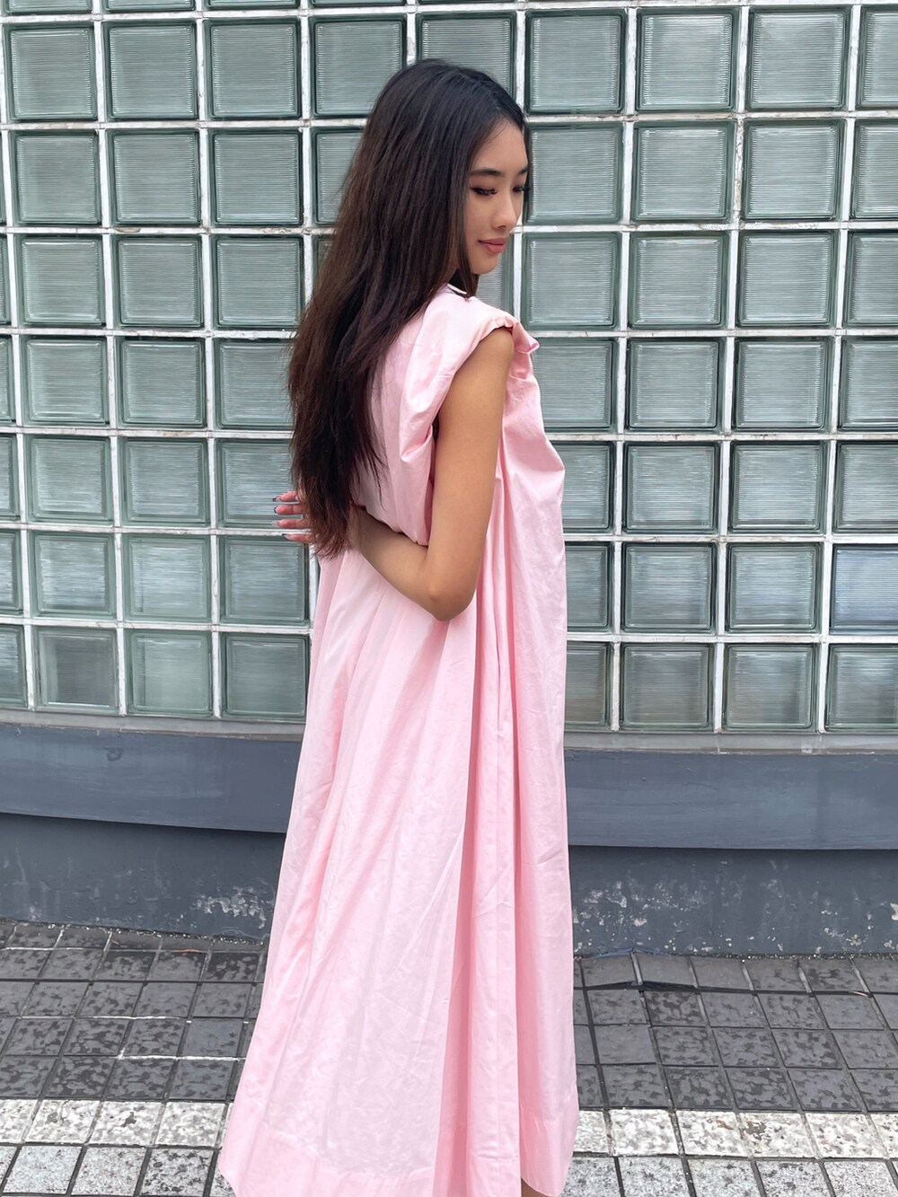 ピンク系のワンピースを着用したレディースの夏コーディネートの4枚目の写真