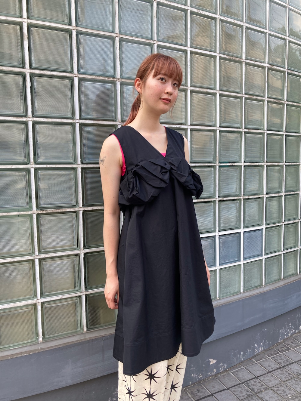 ブラック系のワンピース、ピンク系のTシャツ/カットソー、ホワイト系のその他パンツを着用したレディースの夏コーディネートの3枚目の写真