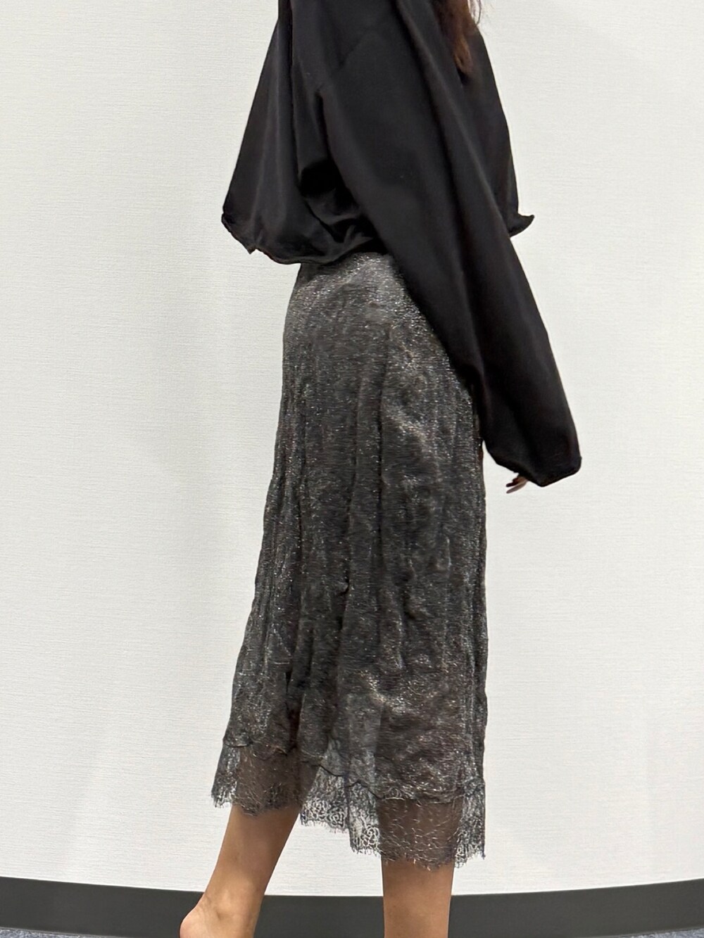 ブラック系のTシャツ/カットソー、グレー系のスカート、ブラウン系のシューズを着用したレディースの春コーディネートの4枚目の写真