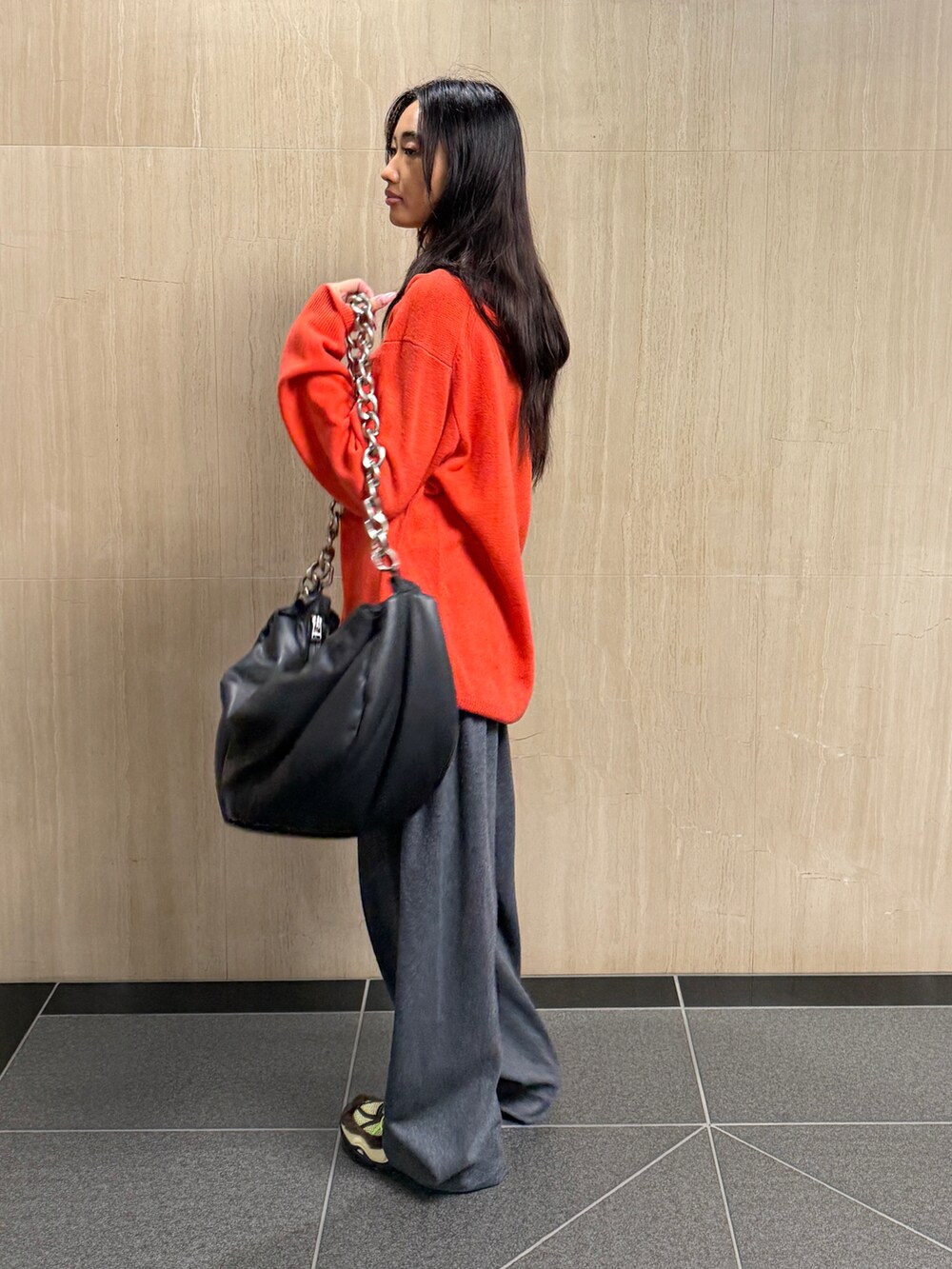 レッド系のトップス、グレー系のその他パンツ、ブラック系のショルダーバッグを着用したレディースの冬コーディネートの3枚目の写真