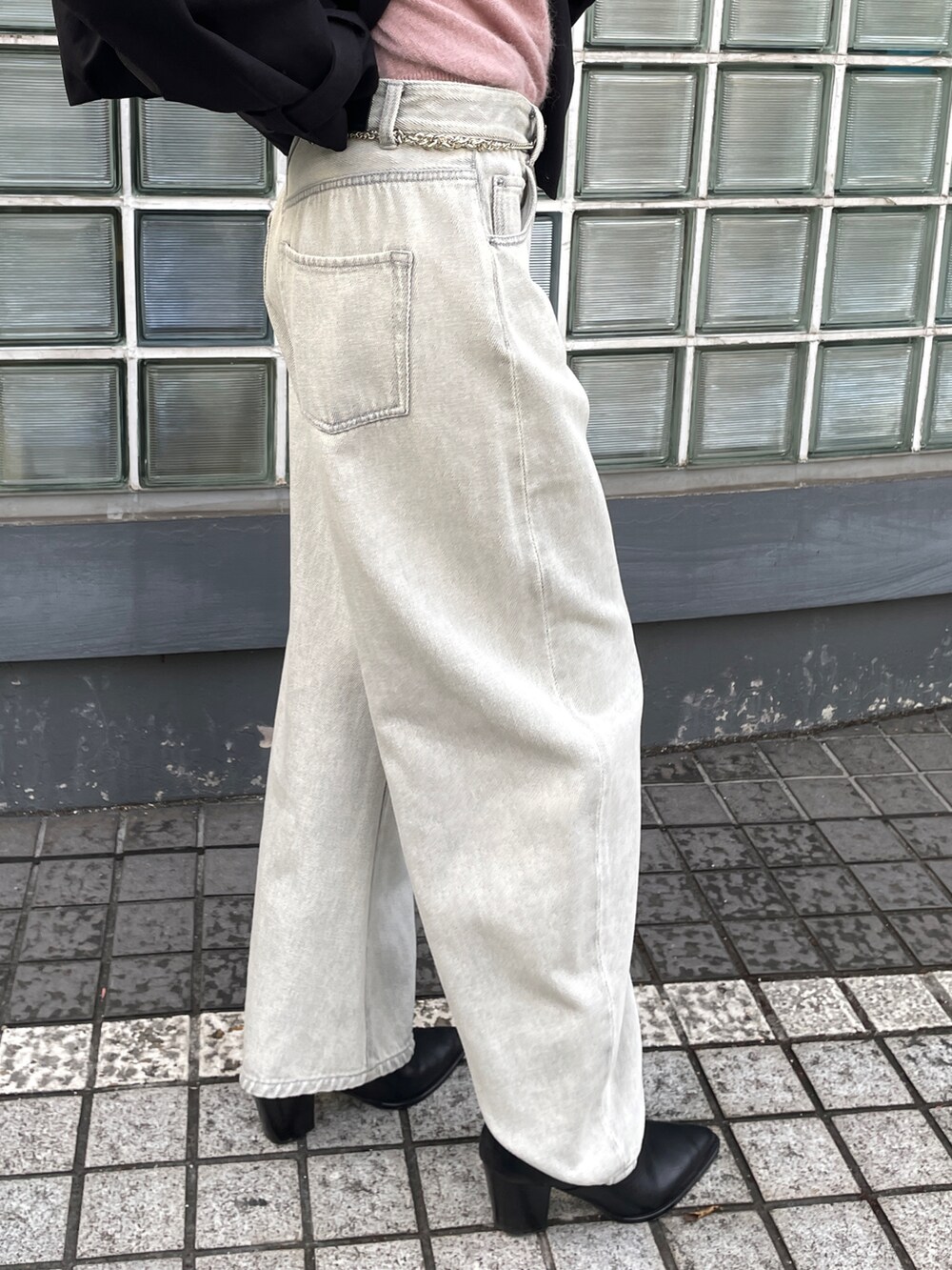 ピンク系のトップス、ブラック系のその他アウター、グレー系のデニムパンツを着用したレディースの秋コーディネートの2枚目の写真