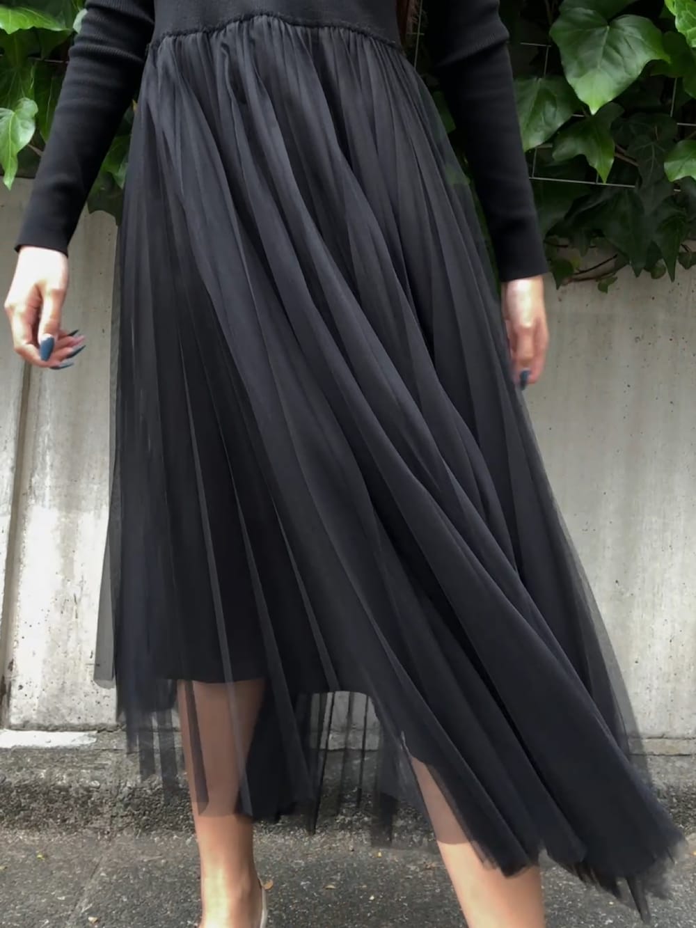 ホワイト系のシューズ、ブラック系のワンピースを着用したレディースの春コーディネートの3枚目の写真