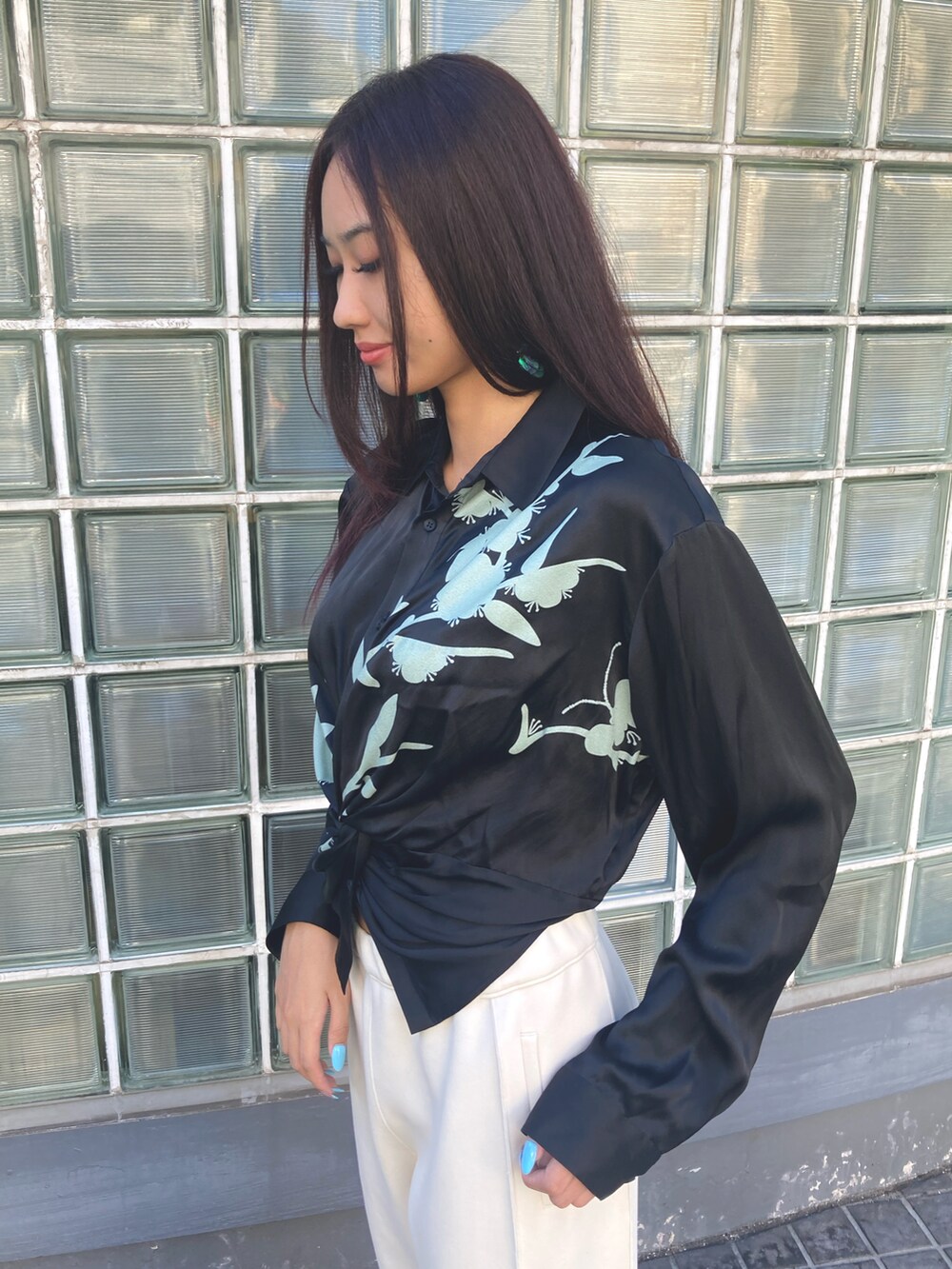 ブラック系のトップス、ベージュ系のその他パンツ、ベージュ系のブーティを着用したレディースの夏コーディネートの3枚目の写真