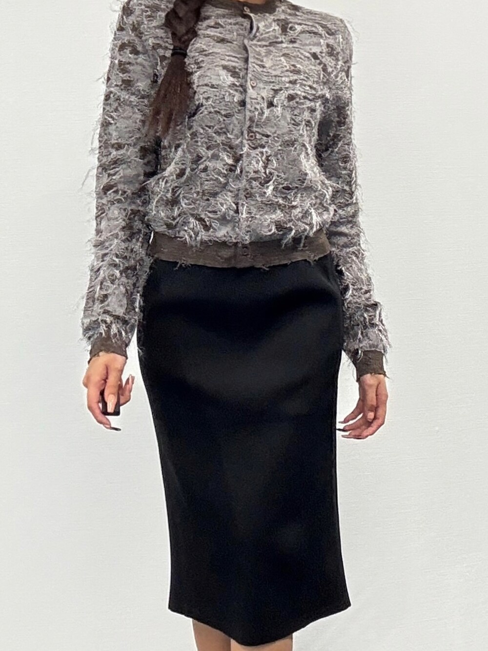 ブラウン系のシューズ、ブラック系のスカート、ブラウン系のジャケット/アウターを着用したレディースの春コーディネートの4枚目の写真