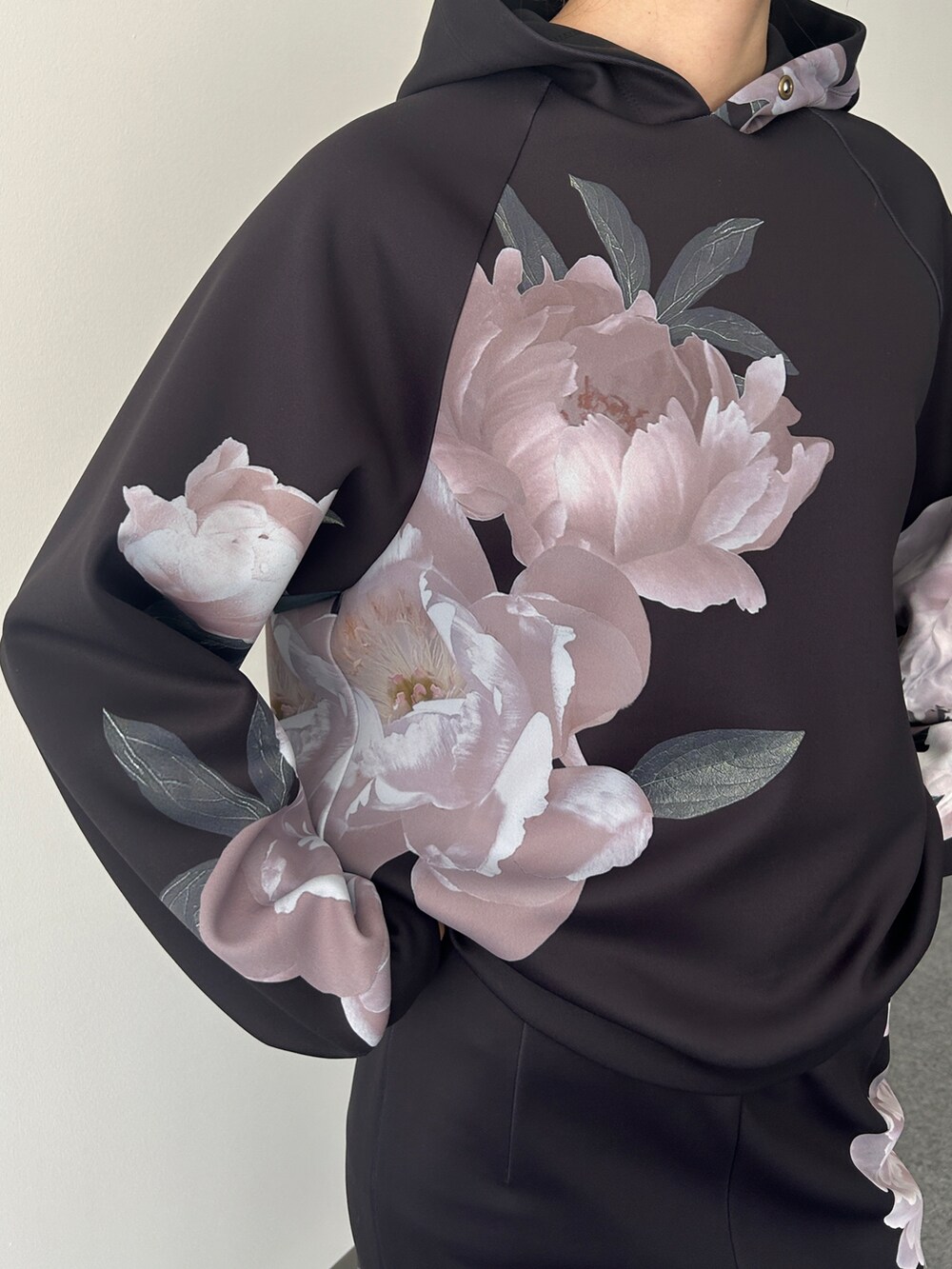 ブラック系のトップス、ブラック系のスカートを着用したレディースの秋コーディネートの2枚目の写真