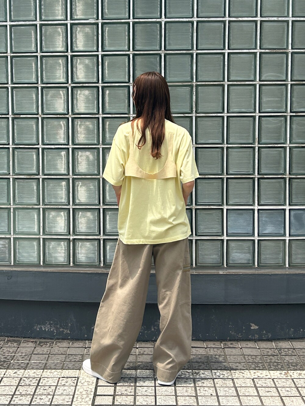 イエロー系のTシャツ/カットソー、ベージュ系のその他パンツを着用したレディースの夏コーディネートの2枚目の写真