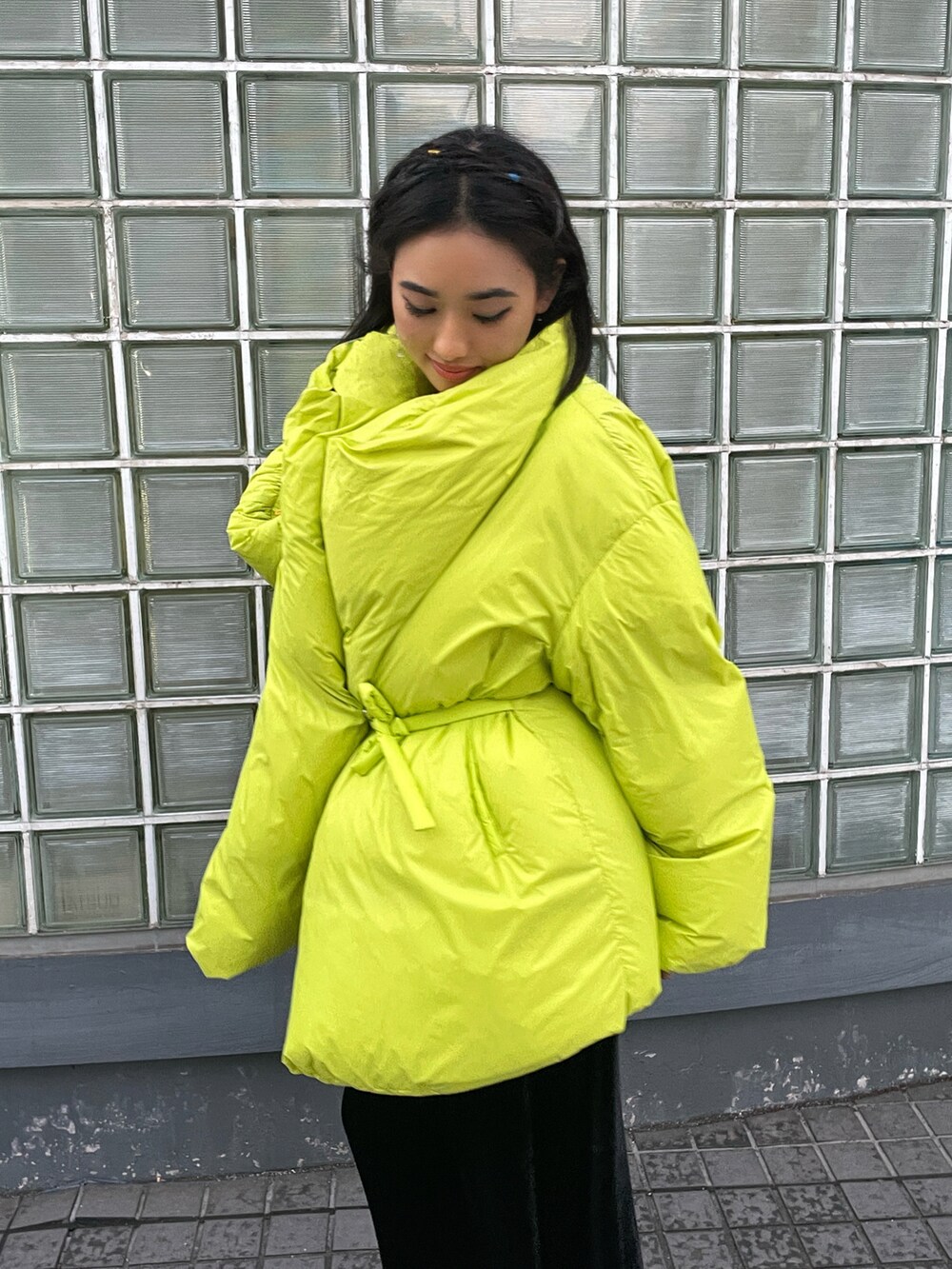 グリーン系のダウンジャケット/コート、ブラック系のその他パンツを着用したレディースの冬コーディネートの2枚目の写真