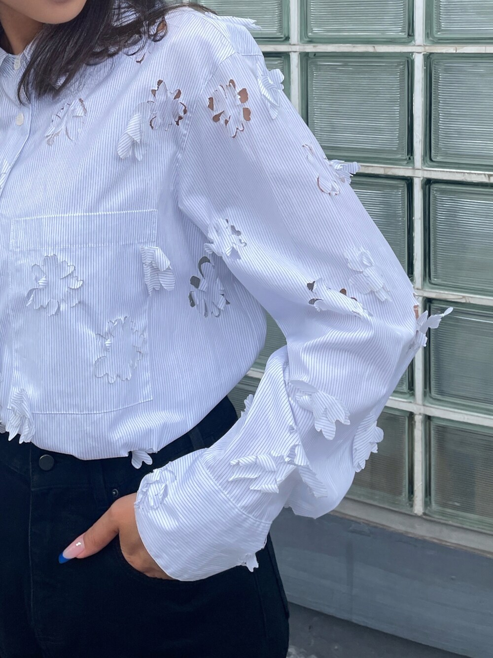 ブルー系のシャツ/ブラウス、ブラック系のデニムパンツを着用したレディースの夏コーディネートの4枚目の写真