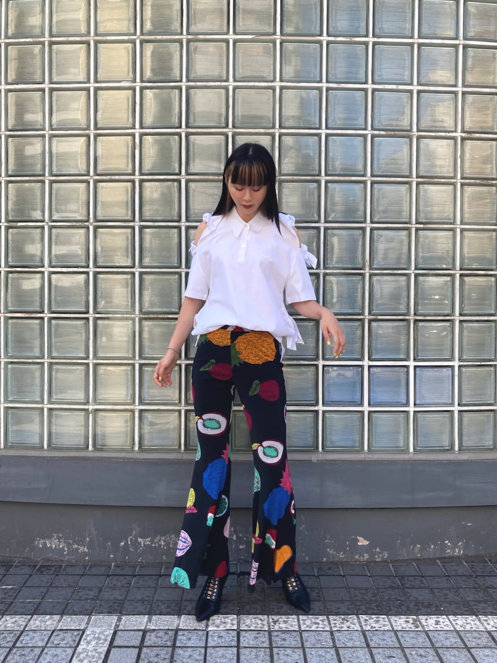 ホワイト系のTシャツ/カットソー、ブラック系のパンツを着用したレディースの夏コーディネートの2枚目の写真