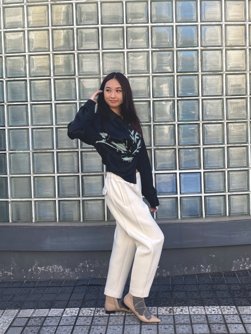 ブラック系のトップス、ベージュ系のその他パンツ、ベージュ系のブーティを着用したレディースの夏コーディネートの2枚目の写真